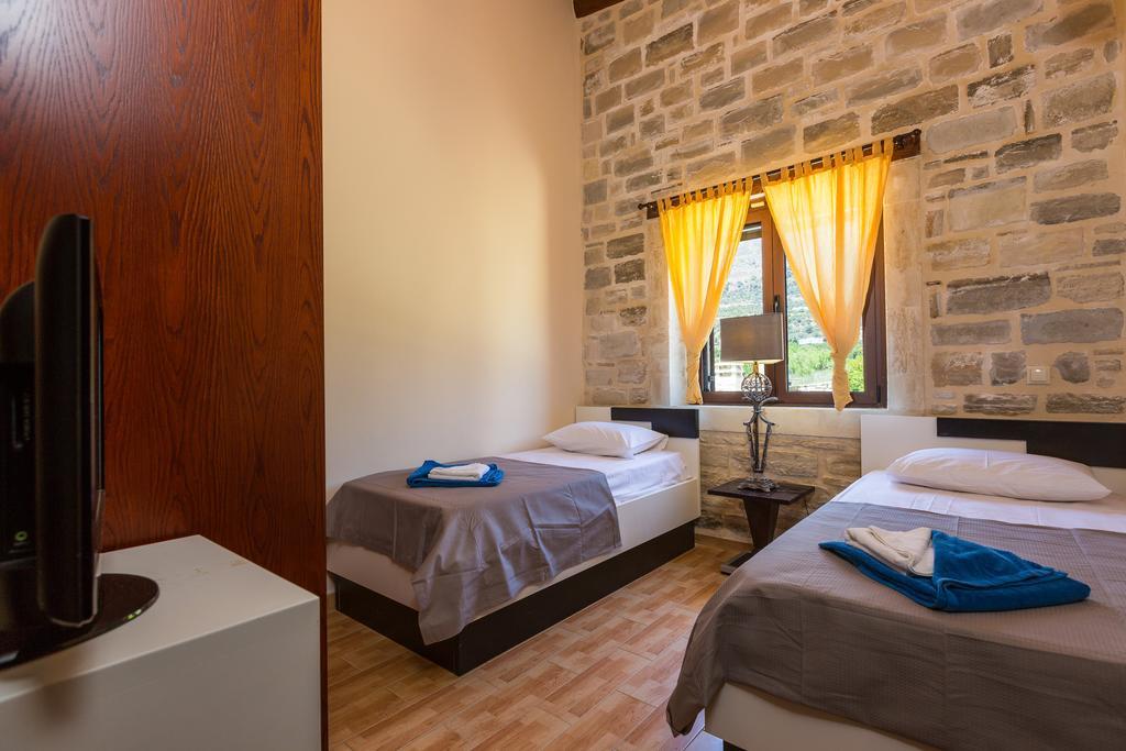 Poseidon Villa, Nestled In The Picturesque South, By Thinkvilla Lefkogeia エクステリア 写真