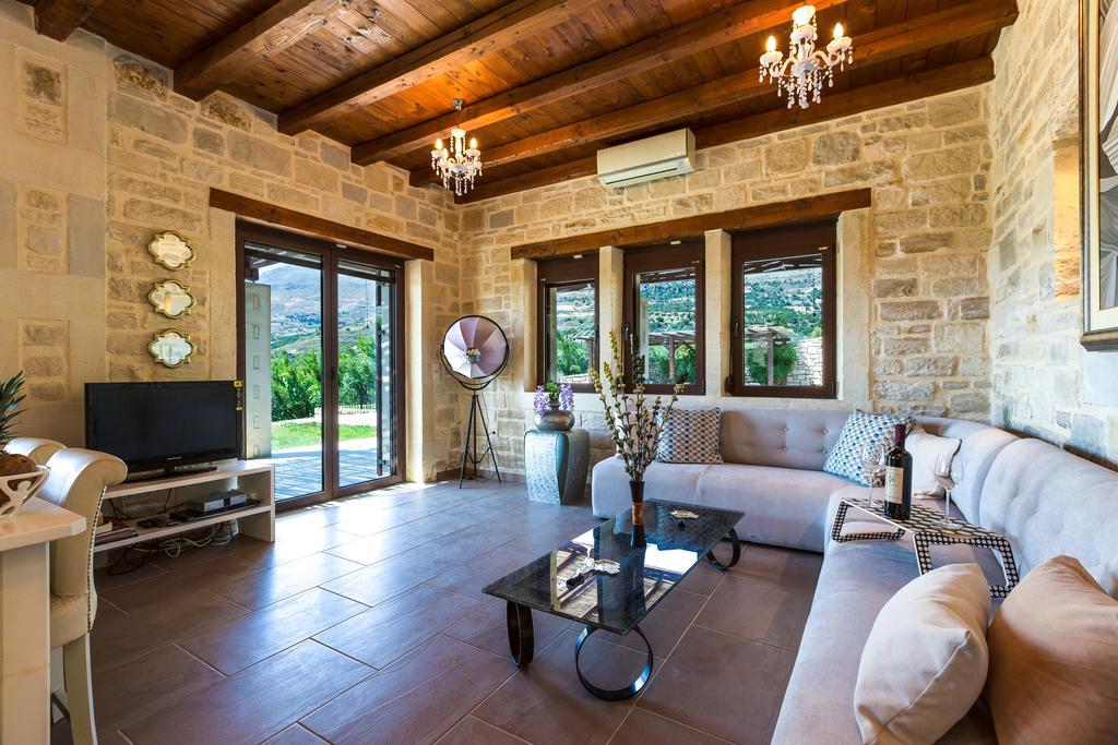 Poseidon Villa, Nestled In The Picturesque South, By Thinkvilla Lefkogeia エクステリア 写真